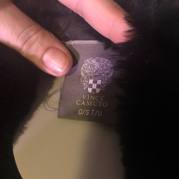 Faux fur stole bought at The Bay - Picture 6 of 7